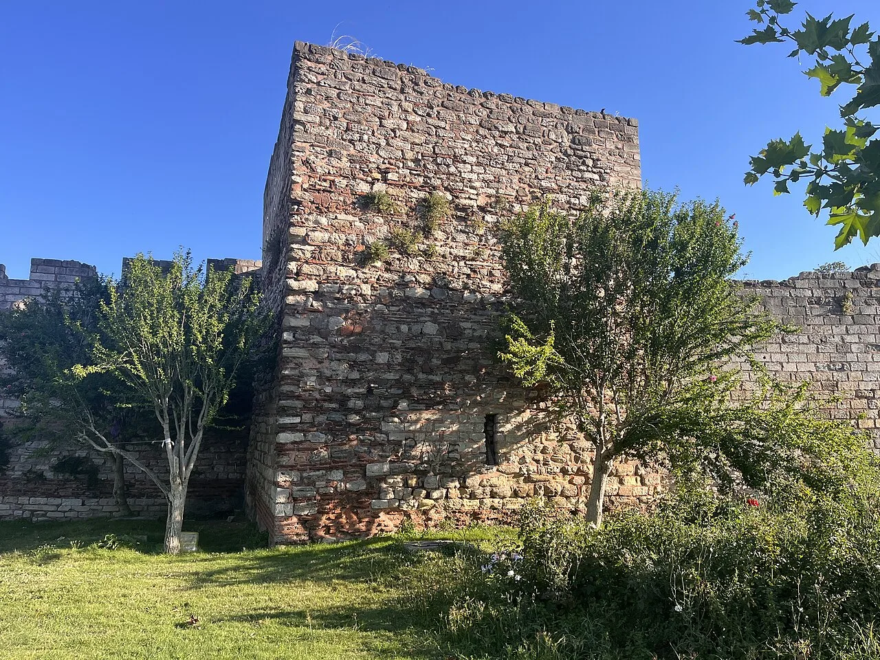 Haliç Surları, 2. Kule - İstanbul