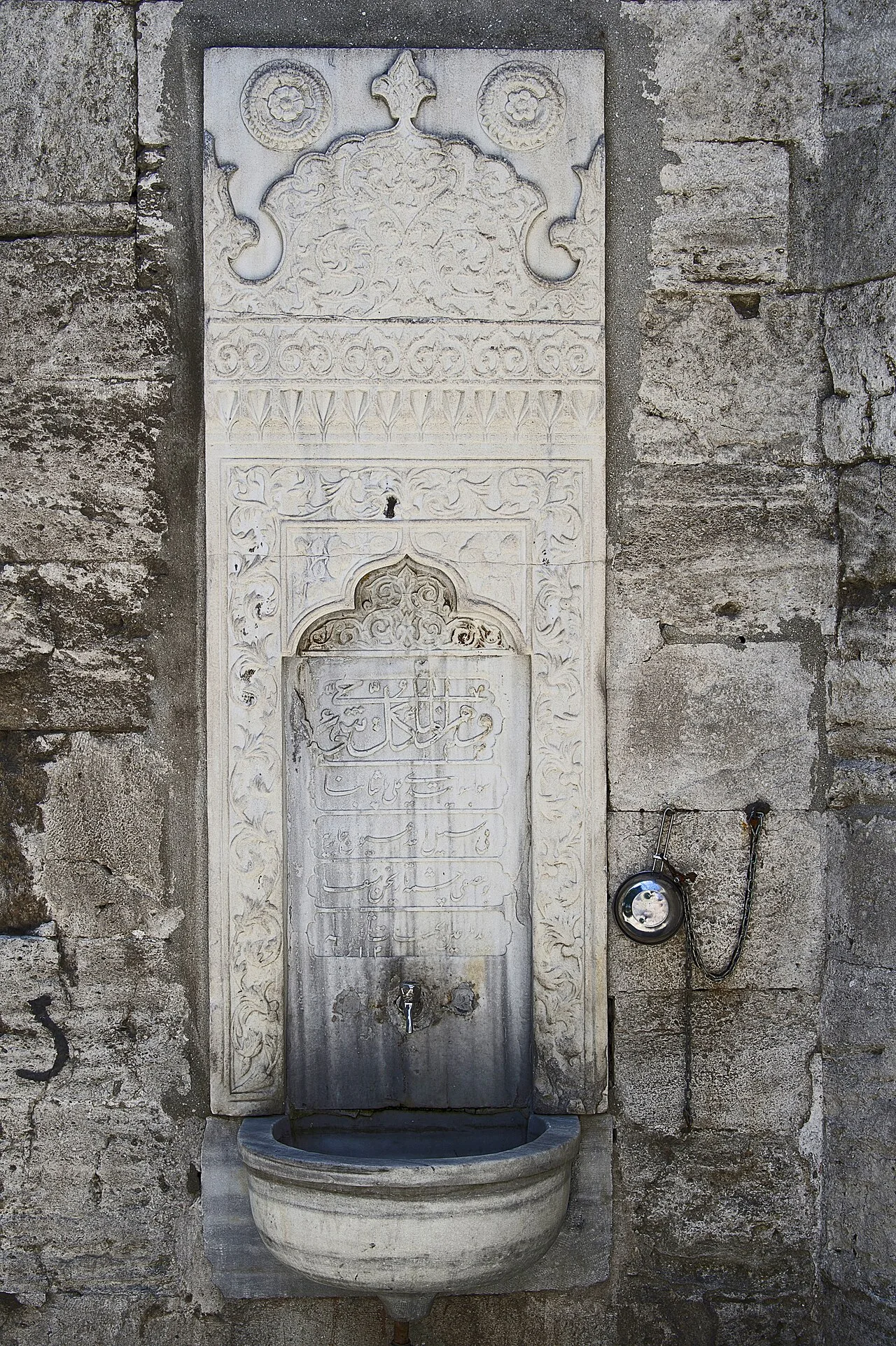 Hekimoğlu Ali Paşa Türbe Duvarı Çeşmesi - İstanbul