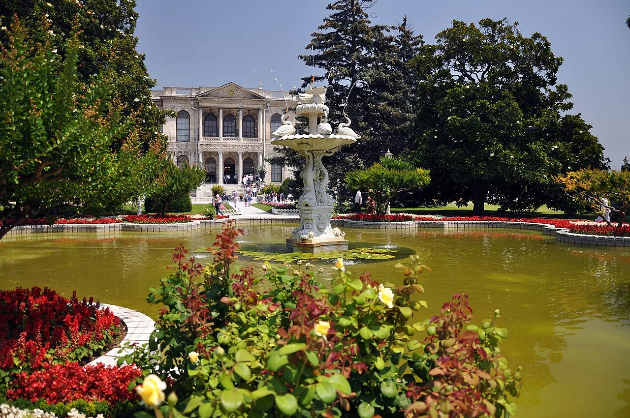Dolmabahçe Palace - Swans fountain - İstanbul