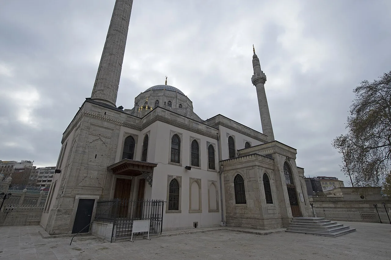 Pertevniyal Valide Sultan Camii Haziresi - İstanbul
