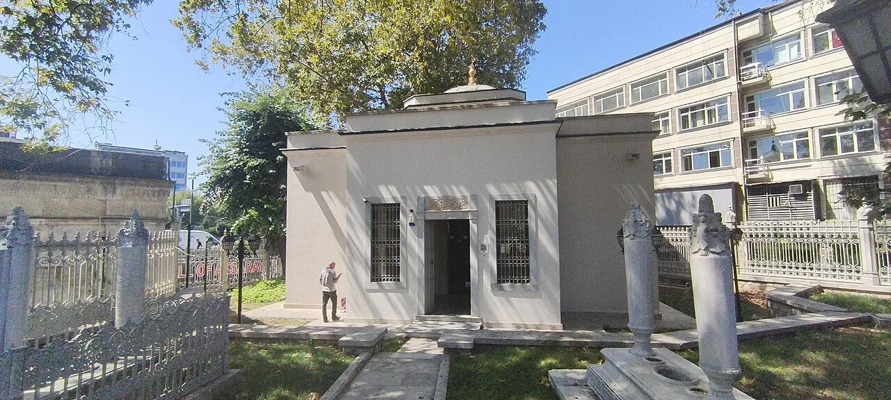 Pertevniyal Valide Sultan Türbesi - İstanbul