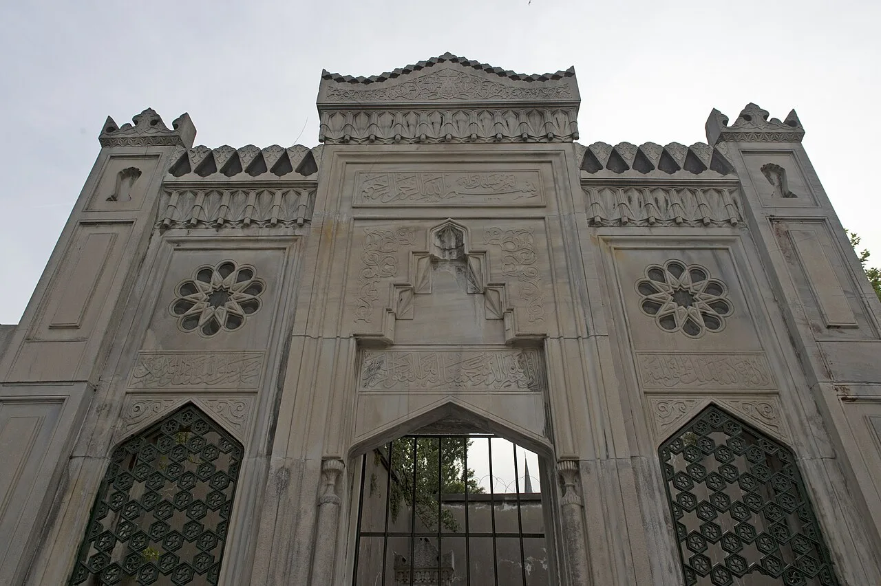 Posta ve Telgraf Nazırı İzzet Efendi Türbesi - İstanbul