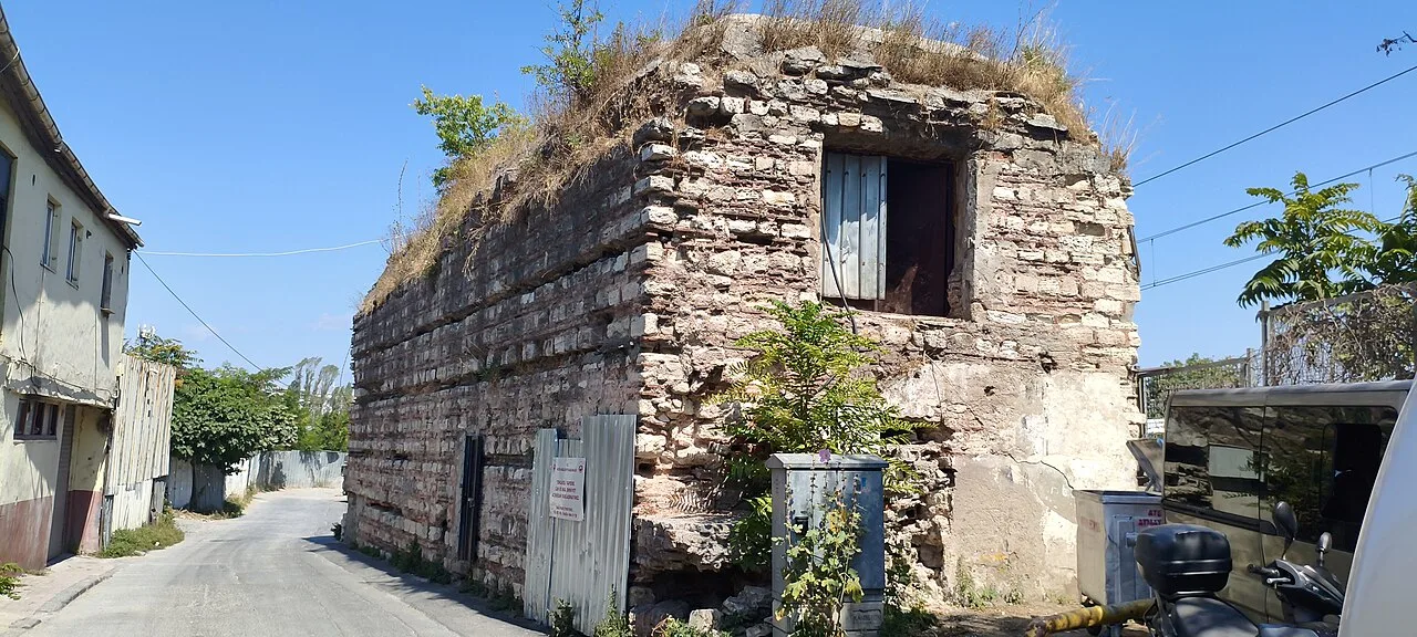 Taş Bina (Helvacı Tahsin Sokak) - İstanbul
