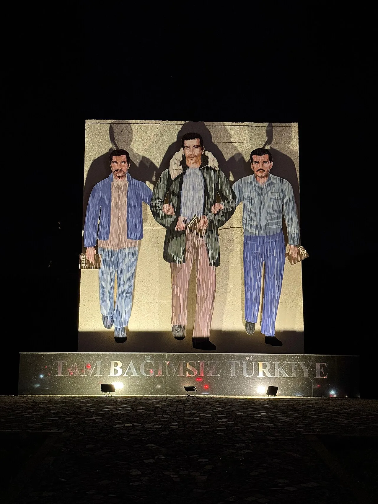 Üç Fidan Anıtı - İzmir