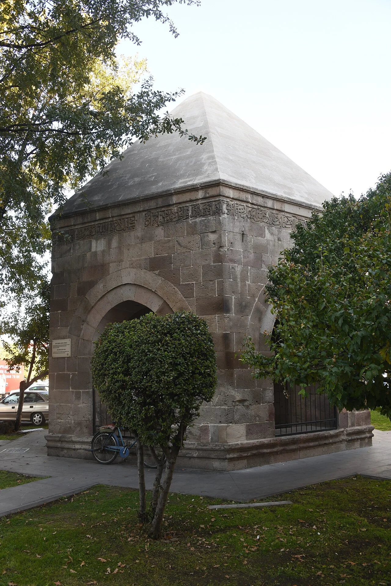 Suya Kanmış Hatun Türbesi - Kayseri