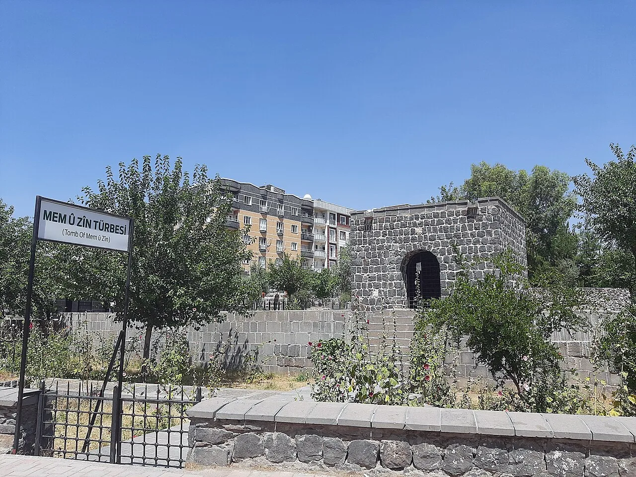 Mem-u Zin Türbesi - Şırnak
