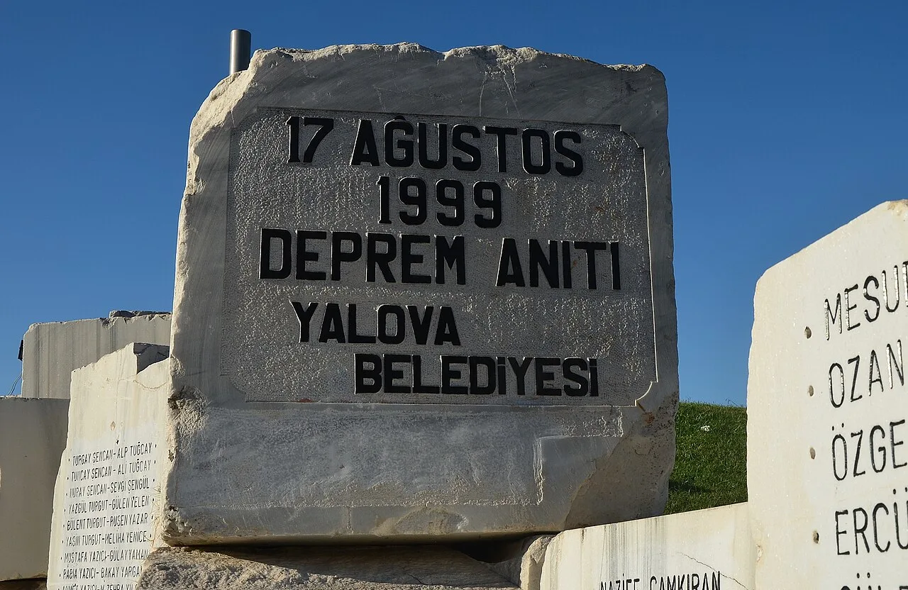 Yalova Deprem Anıtı - Yalova